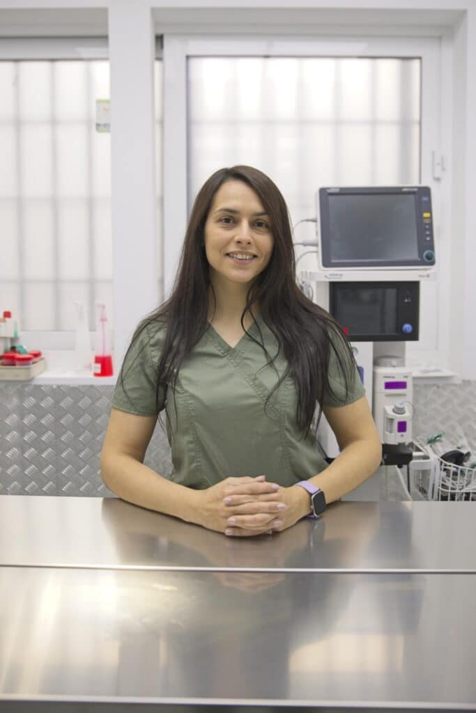 Verónica Nieto, veterinaria especialista en felinos con posgrado ISFM, en la sala de cirugía.