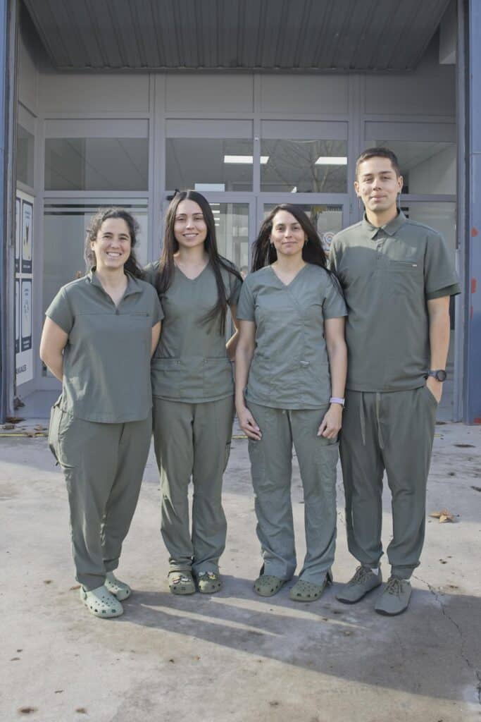 Equipo de Lily's Vet en frente de la clinica Hillary, Veronica, Patrick & Mailo en la clinica lilys vet en Arroyomolinos.