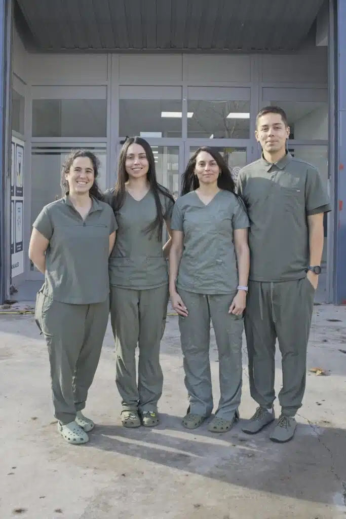 Equipo de Lily's Vet en frente de la clinica Hillary, Veronica, Patrick & Mailo en la clinica lilys vet en Arroyomolinos.