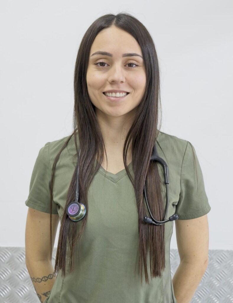Retrato profesional de Hillary Alexandra Criollo Valencia, veterinaria fundadora de Lily's Vet
