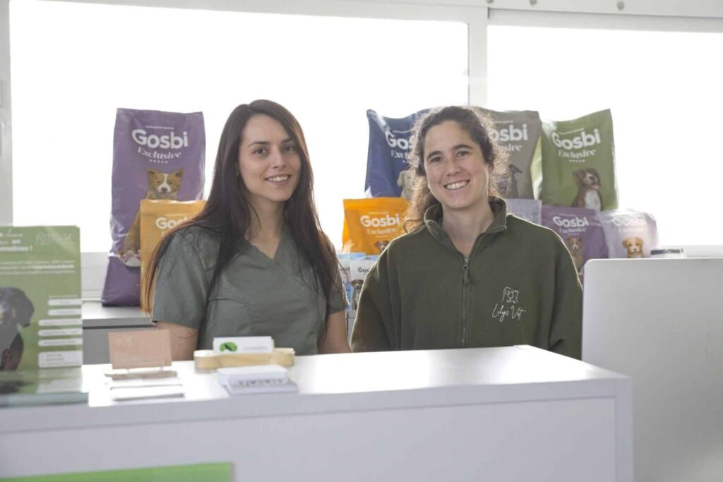Equipo veterinaria de Lily's Vet preparados para una visita a domicilio en Parque Coimbra. Arroyomolinos.